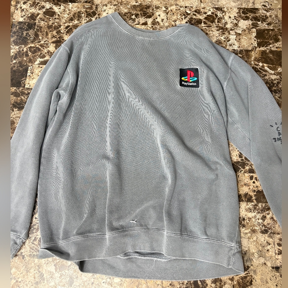 Light Gray Crewneck Sweater with Long Sleeves and Soft Fabric